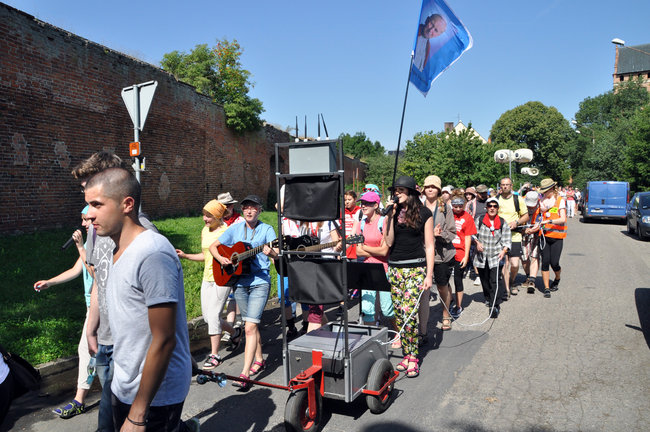 Pielgrzymi modlą się w drodze na Jasną Górę