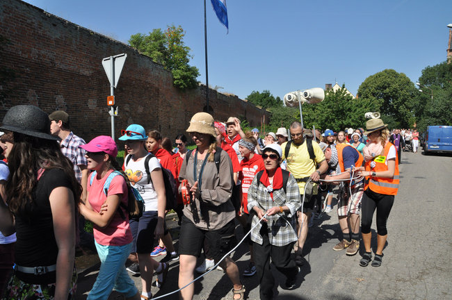 Pielgrzymi modlą się w drodze na Jasną Górę