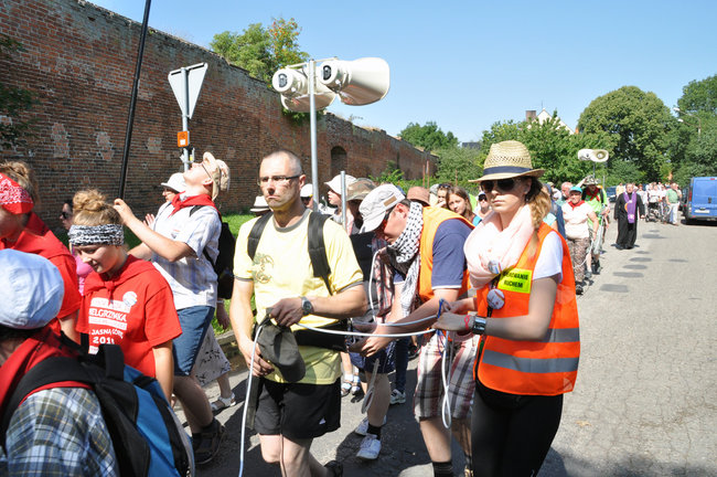 Pielgrzymi modlą się w drodze na Jasną Górę