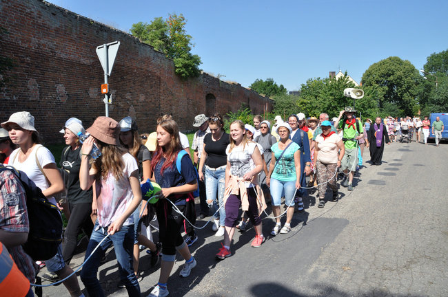Pielgrzymi modlą się w drodze na Jasną Górę