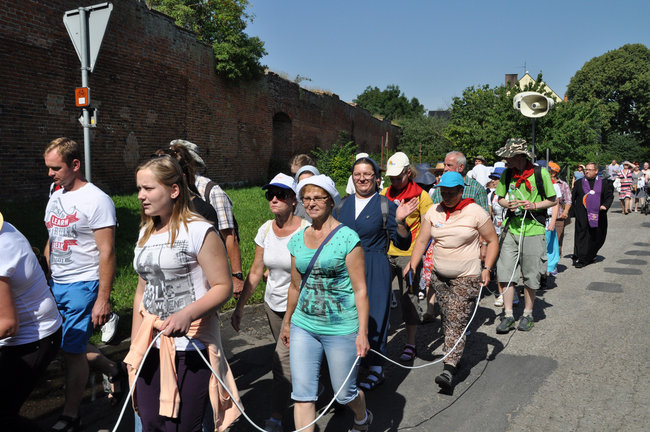 Pielgrzymi modlą się w drodze na Jasną Górę
