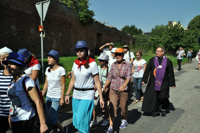 Pielgrzymi modlą się w drodze na Jasną Górę