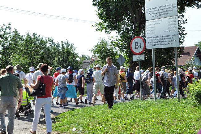 Pielgrzymi modlą się w drodze na Jasną Górę