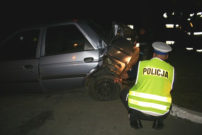 Pchali popsute auto, najechał na nich dostawczy