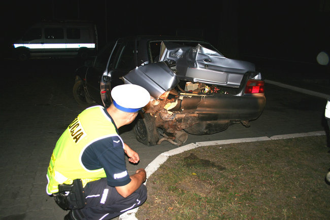 Pchali popsute auto, najechał na nich dostawczy