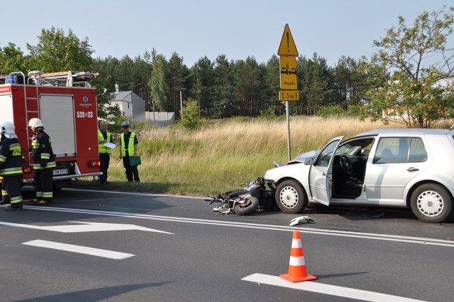 Skuter pod kołami Volkswagena