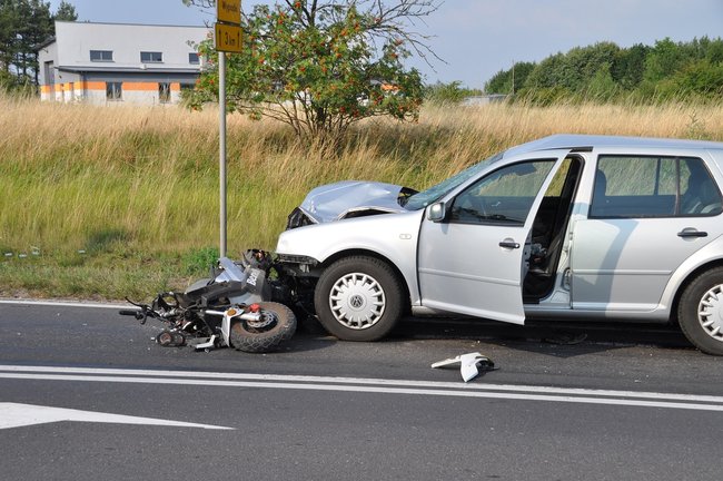 Skuter pod kołami Volkswagena
