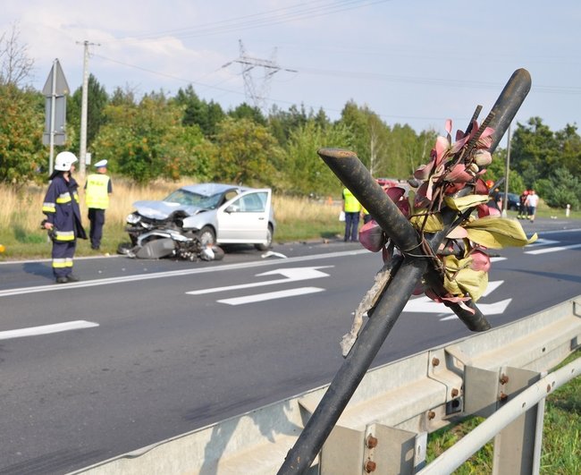 Skuter pod kołami Volkswagena