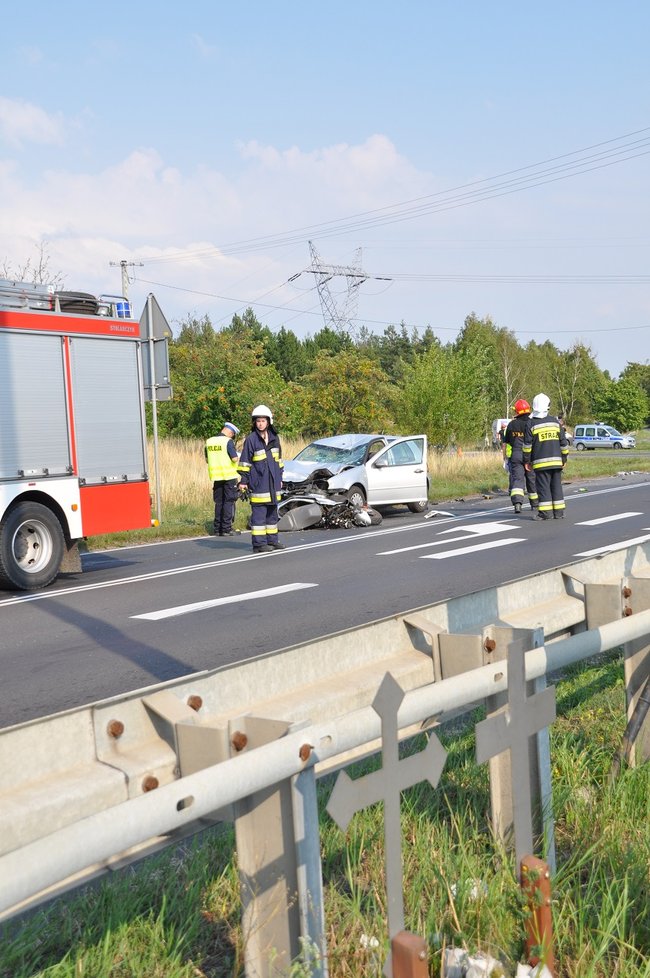 Skuter pod kołami Volkswagena
