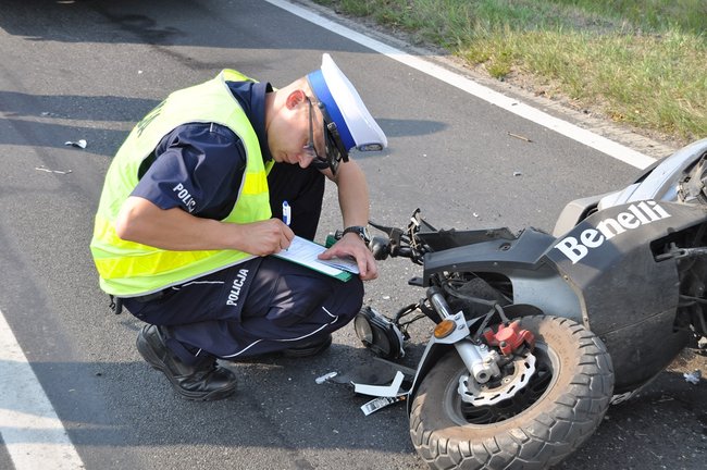 Skuter pod kołami Volkswagena