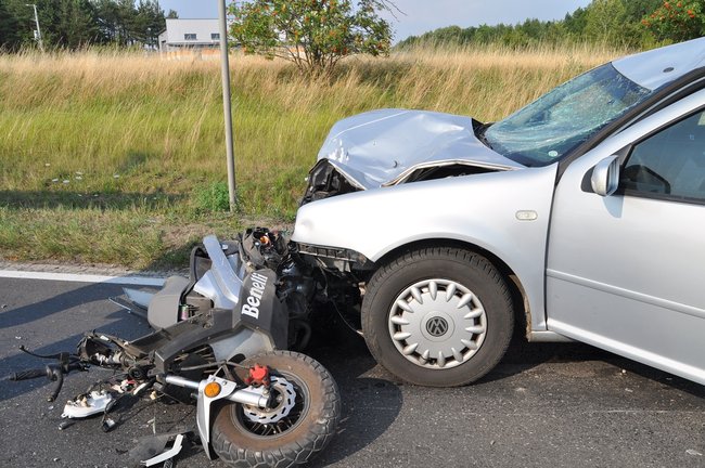 Skuter pod kołami Volkswagena