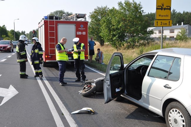 Skuter pod kołami Volkswagena