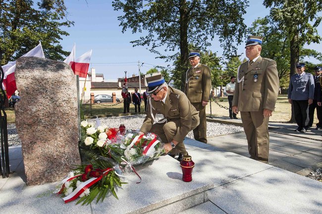 Kwiaty w rocznicę zwycięskiej bitwy