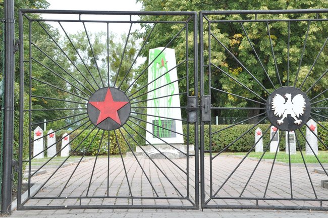 Zniszczenie pomnika na sowieckim cmentarzu