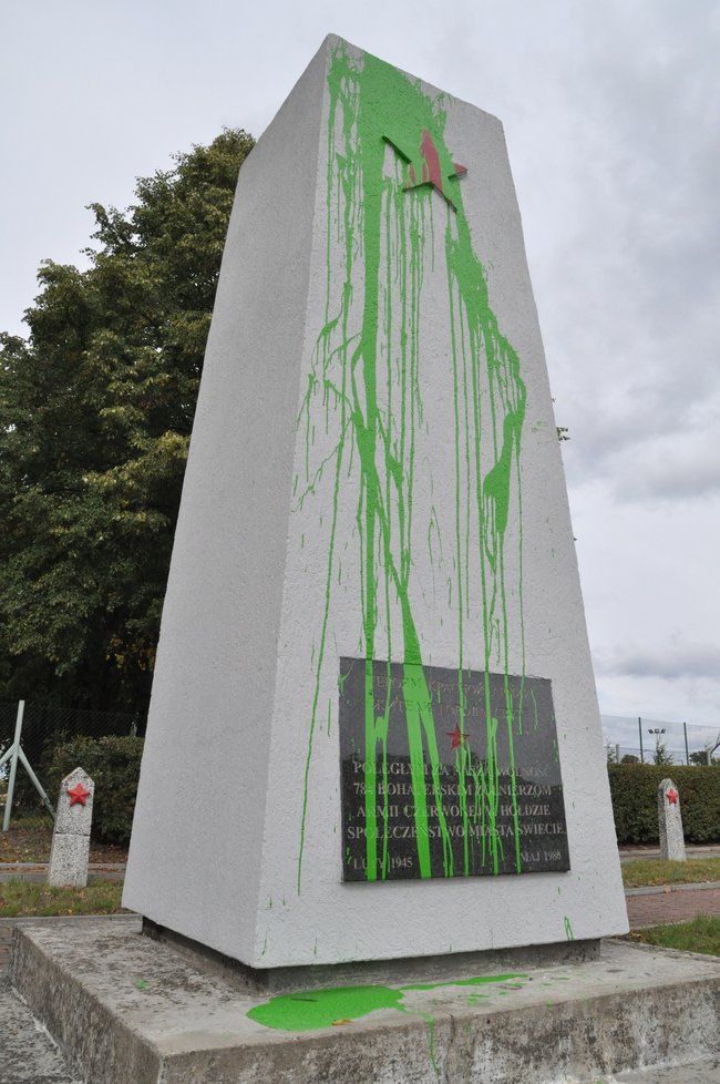 Zniszczenie pomnika na sowieckim cmentarzu