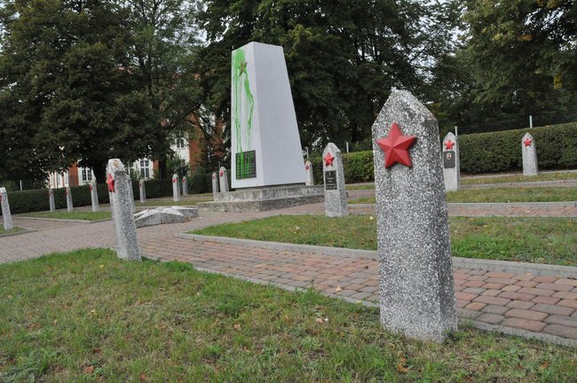 Zniszczenie pomnika na sowieckim cmentarzu