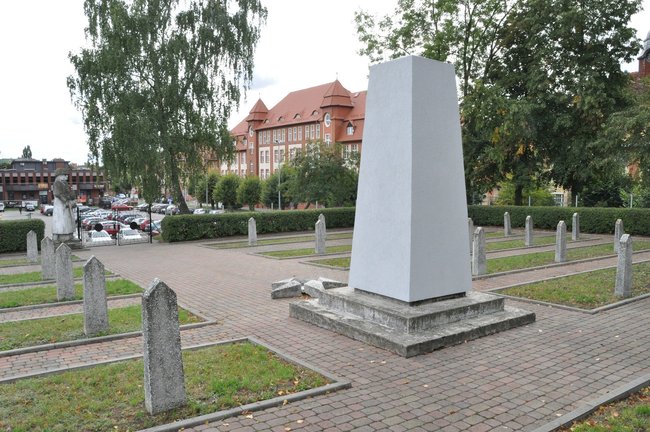 Zniszczenie pomnika na sowieckim cmentarzu