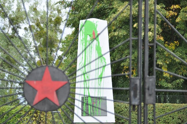 Zniszczenie pomnika na sowieckim cmentarzu