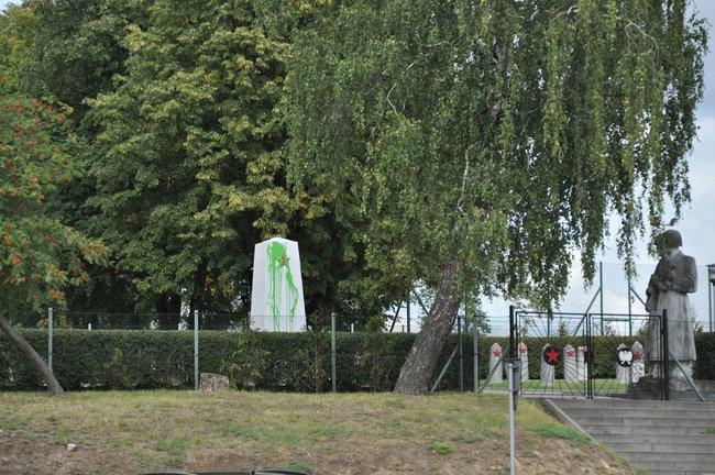 Zniszczenie pomnika na sowieckim cmentarzu