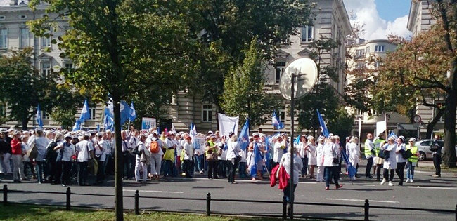 Nasze pielęgniarki protestują przed Sejmem