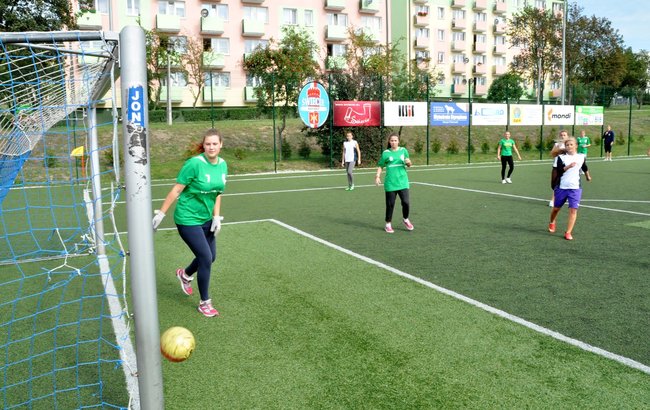 Dziewczyny grały w piłkę dla Karoliny