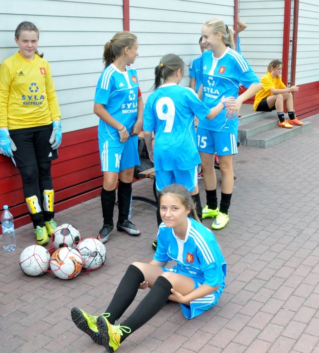 Dziewczyny grały w piłkę dla Karoliny