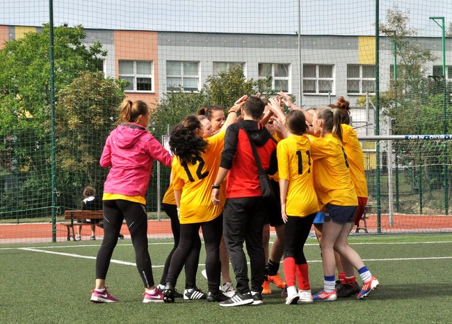 Dziewczyny grały w piłkę dla Karoliny