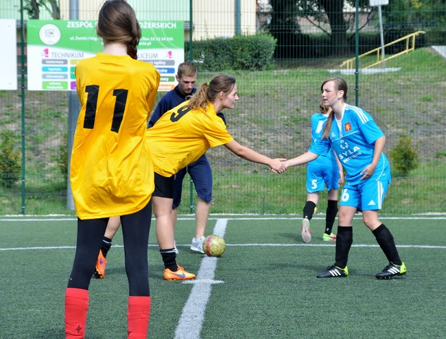 Dziewczyny grały w piłkę dla Karoliny