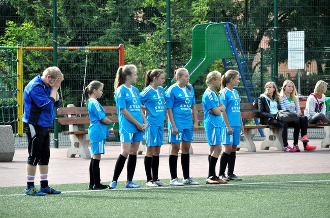 Dziewczyny grały w piłkę dla Karoliny