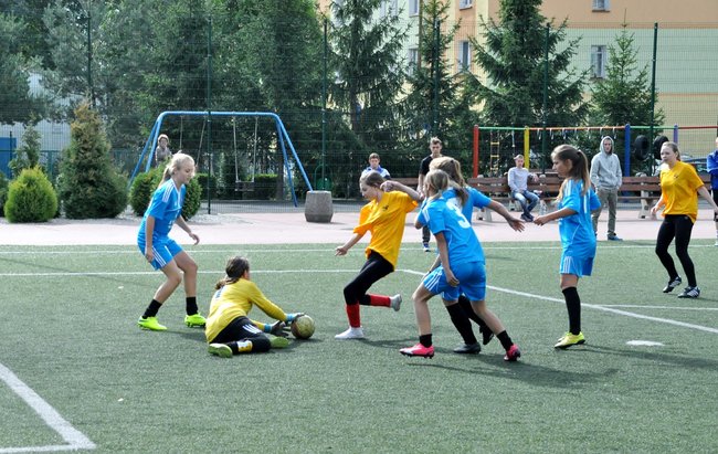 Dziewczyny grały w piłkę dla Karoliny