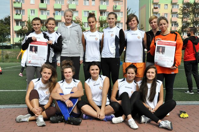 Dziewczyny grały w piłkę dla Karoliny