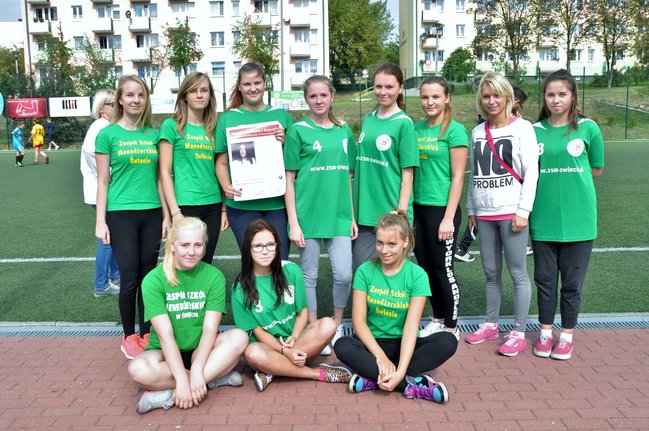 Dziewczyny grały w piłkę dla Karoliny