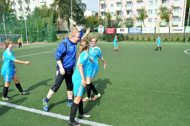 Dziewczyny grały w piłkę dla Karoliny