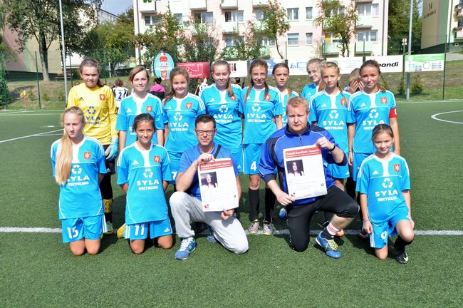 Dziewczyny grały w piłkę dla Karoliny