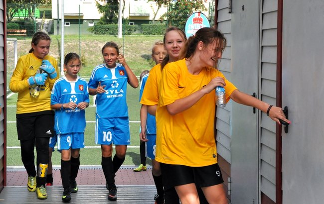 Dziewczyny grały w piłkę dla Karoliny