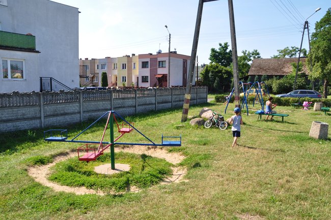 Dzieci walczą o plac zabaw