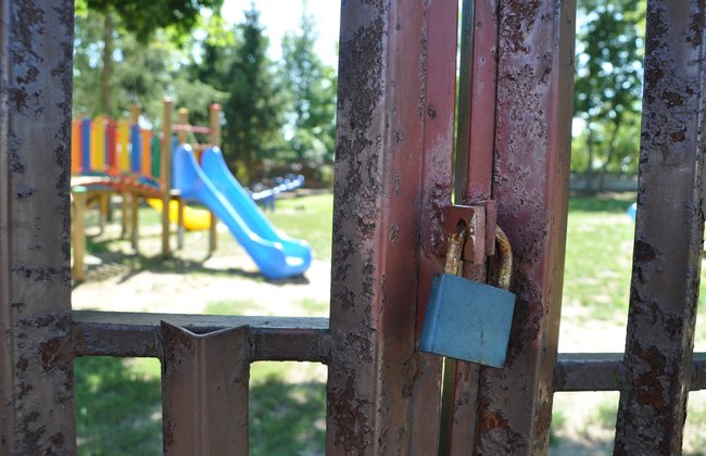 Dzieci walczą o plac zabaw