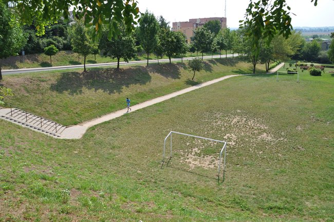 Dzieci walczą o plac zabaw