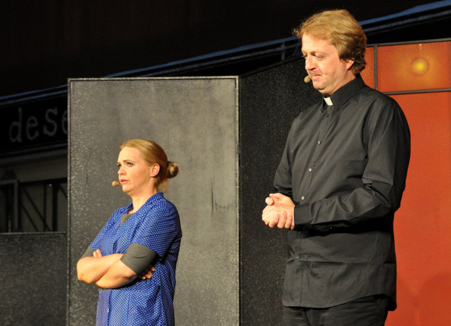 Pełna hala bawiła się na kabarecie