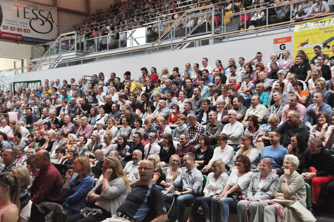 Pełna hala bawiła się na kabarecie