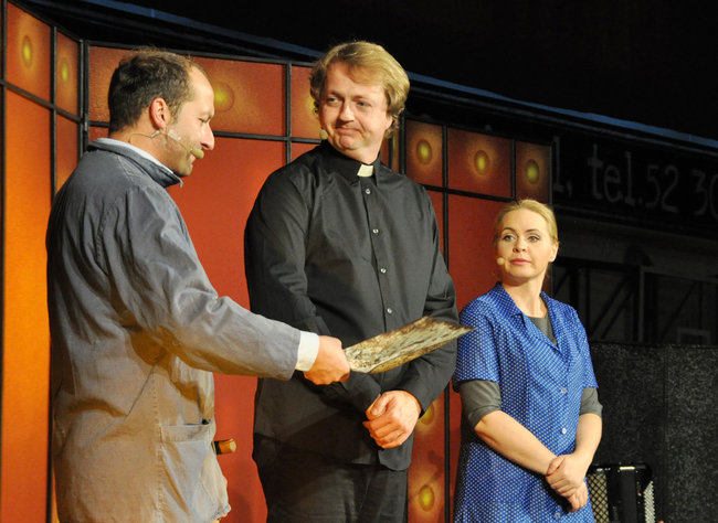 Pełna hala bawiła się na kabarecie