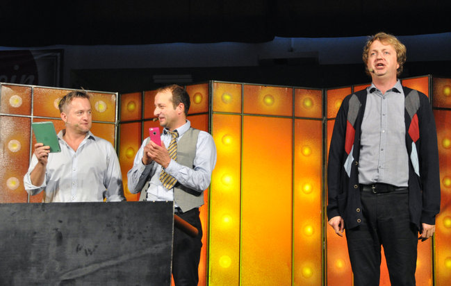 Pełna hala bawiła się na kabarecie