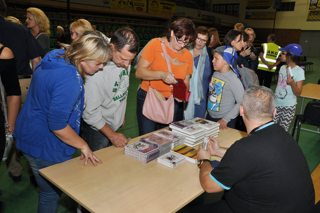 Pełna hala bawiła się na kabarecie