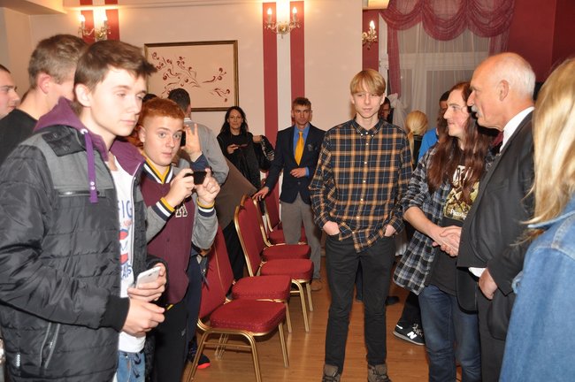 Janusz Korwin-Mikke: Jesteśmy niewolnikami