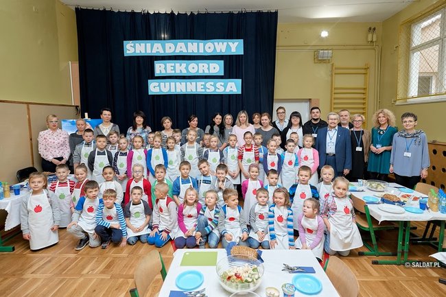 Uczniowie świeckiej Siódemki bili Śniadaniowy Rekord Guinnessa