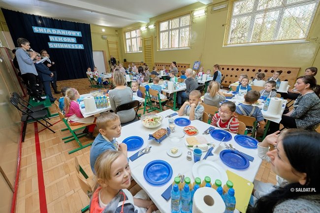 Uczniowie świeckiej Siódemki bili Śniadaniowy Rekord Guinnessa