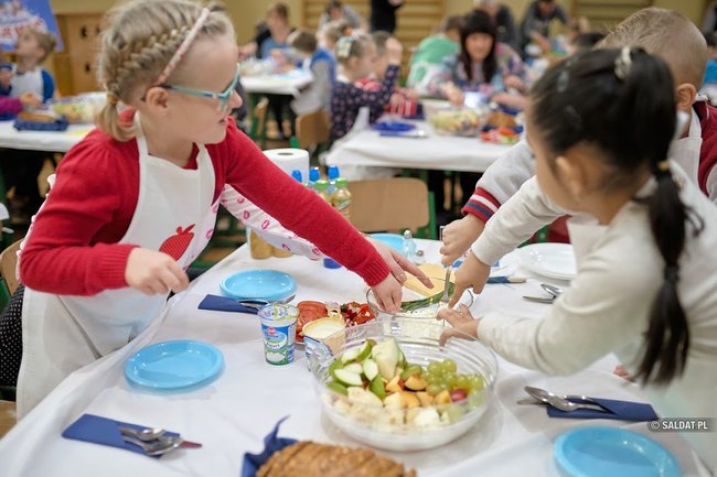 Uczniowie świeckiej Siódemki bili Śniadaniowy Rekord Guinnessa
