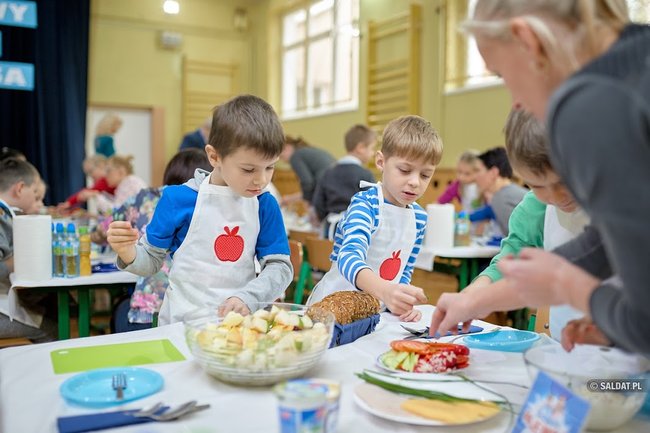 Uczniowie świeckiej Siódemki bili Śniadaniowy Rekord Guinnessa