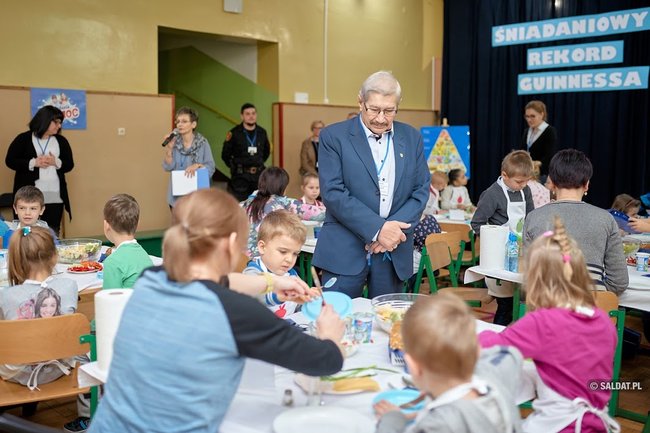 Uczniowie świeckiej Siódemki bili Śniadaniowy Rekord Guinnessa