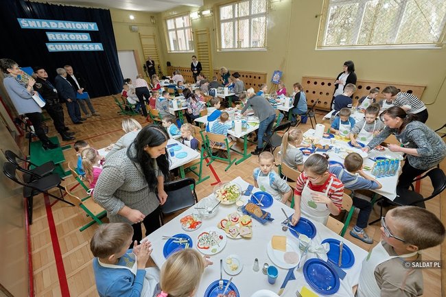 Uczniowie świeckiej Siódemki bili Śniadaniowy Rekord Guinnessa